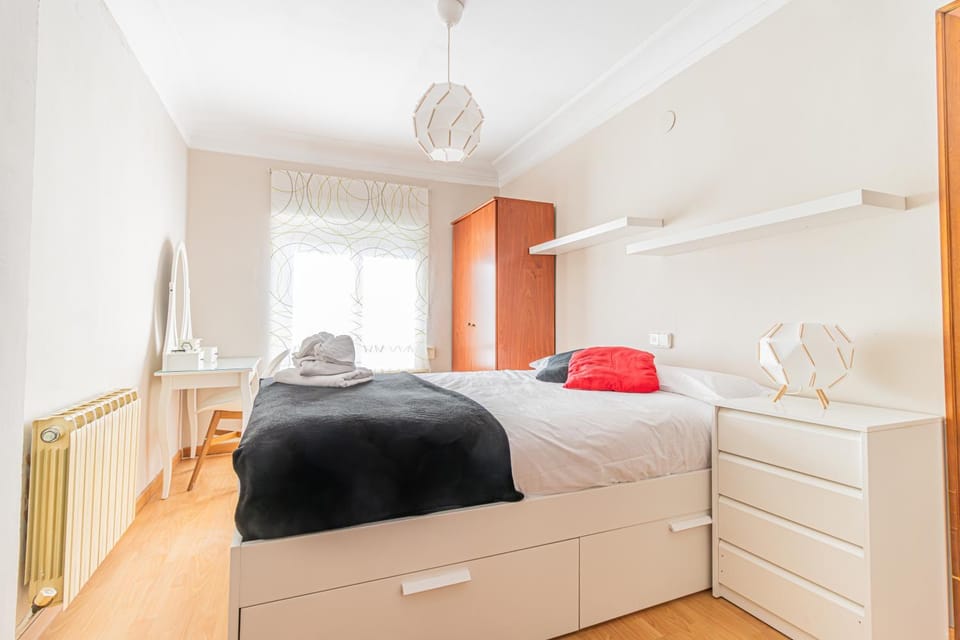 Bed, Photo of the whole room, Bedroom