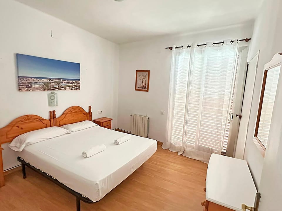 Shower, Spring, Bed, Activities, Winter, Summer, Children play ground, Balcony/Terrace, Photo of the whole room, Beach, Hiking, Animals, Animals, Animals, Bedroom, Autumn, Pets, Pets, Pets, Swimming pool, Sports, Entertainment, children, children, children, young children, young children, young children, older children, older children, older children, group of guests, group of guests, group of guests, cot, bunk bed, Family, Family, Family, Bath, Parking, hair dryier, pet friendly, pet friendly