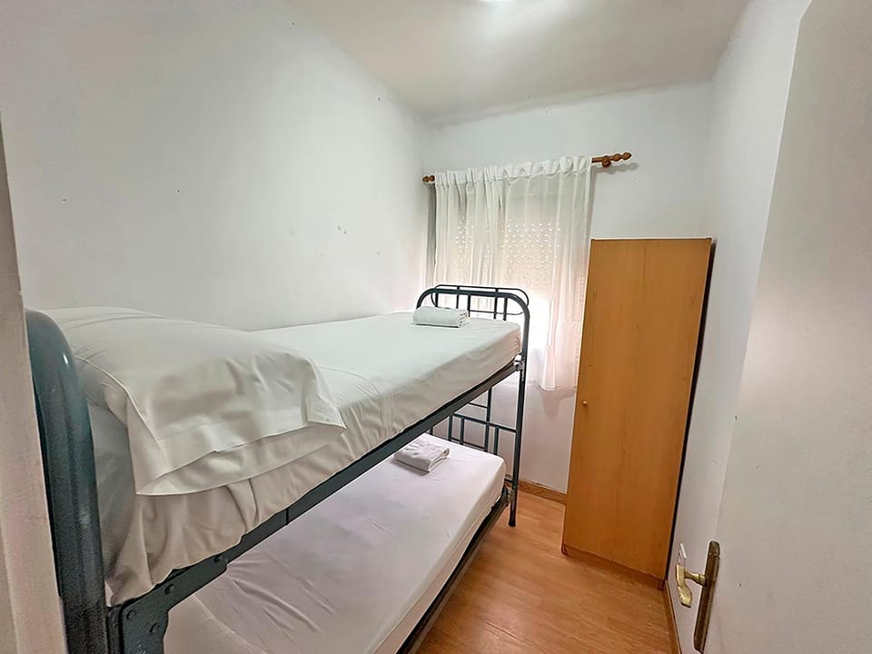 Shower, Spring, Bed, Activities, Winter, Summer, Children play ground, Balcony/Terrace, Photo of the whole room, Beach, Hiking, Animals, Animals, Animals, Bedroom, Autumn, Pets, Pets, Pets, Swimming pool, Sports, Entertainment, children, children, children, young children, young children, young children, older children, older children, older children, group of guests, group of guests, group of guests, cot, bunk bed, Family, Family, Family, Bath, Parking, hair dryier, pet friendly, pet friendly, wardrobe
