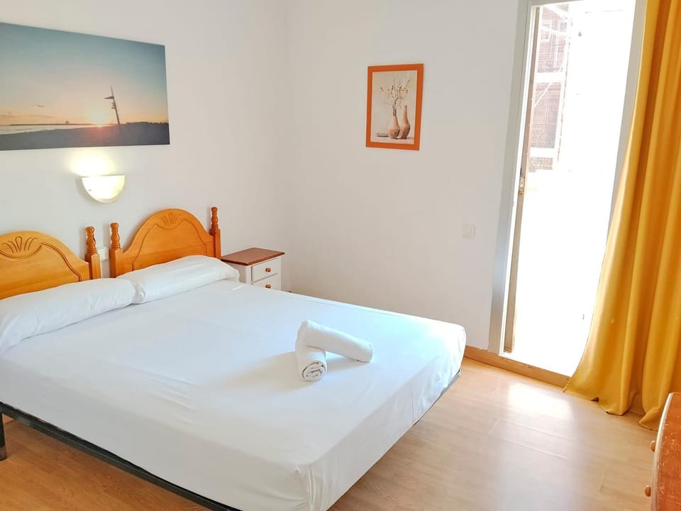 Shower, Spring, Bed, Activities, Winter, Summer, Children play ground, Balcony/Terrace, Photo of the whole room, Beach, Hiking, Animals, Animals, Animals, Bedroom, Autumn, Pets, Pets, Pets, Swimming pool, Sports, Entertainment, children, children, children, young children, young children, young children, older children, older children, older children, group of guests, group of guests, group of guests, cot, bunk bed, Family, Family, Family, Bath, Parking, hair dryier, pet friendly, pet friendly