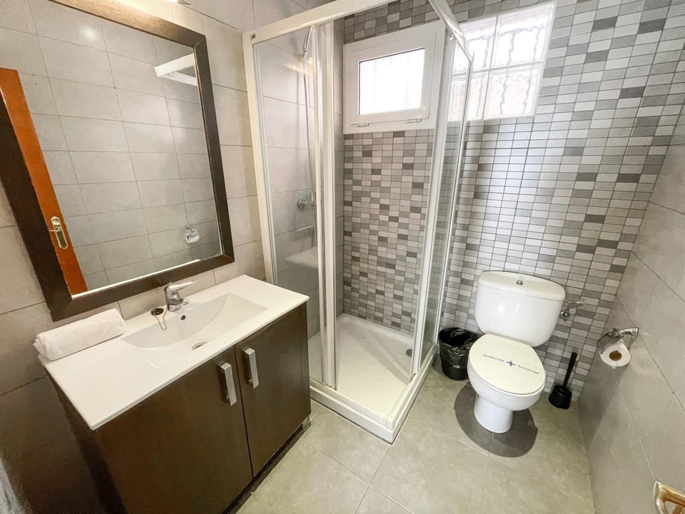 Shower, Spring, Bed, Activities, Winter, Summer, Children play ground, Bathroom, Balcony/Terrace, Beach, Hiking, Animals, Animals, Animals, Bedroom, Autumn, Pets, Pets, Pets, Swimming pool, Sports, Entertainment, children, children, children, young children, young children, young children, older children, older children, older children, group of guests, group of guests, group of guests, cot, bunk bed, Family, Family, Family, Bath, Parking, hair dryier, pet friendly, pet friendly