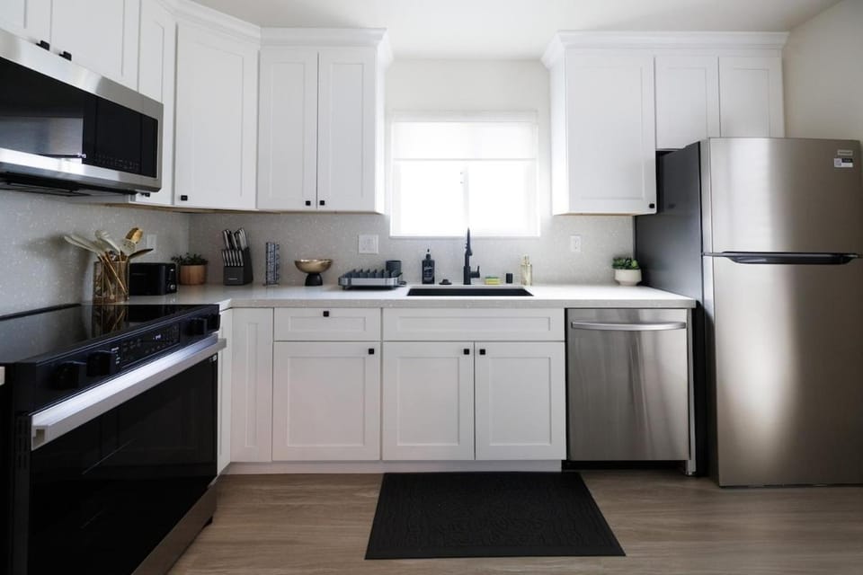 Coffee/tea facilities, Kitchen or kitchenette, dishwasher, oven, stove, toaster