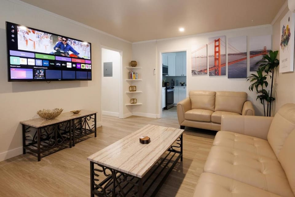 TV and multimedia, Living room, Seating area, Evening entertainment
