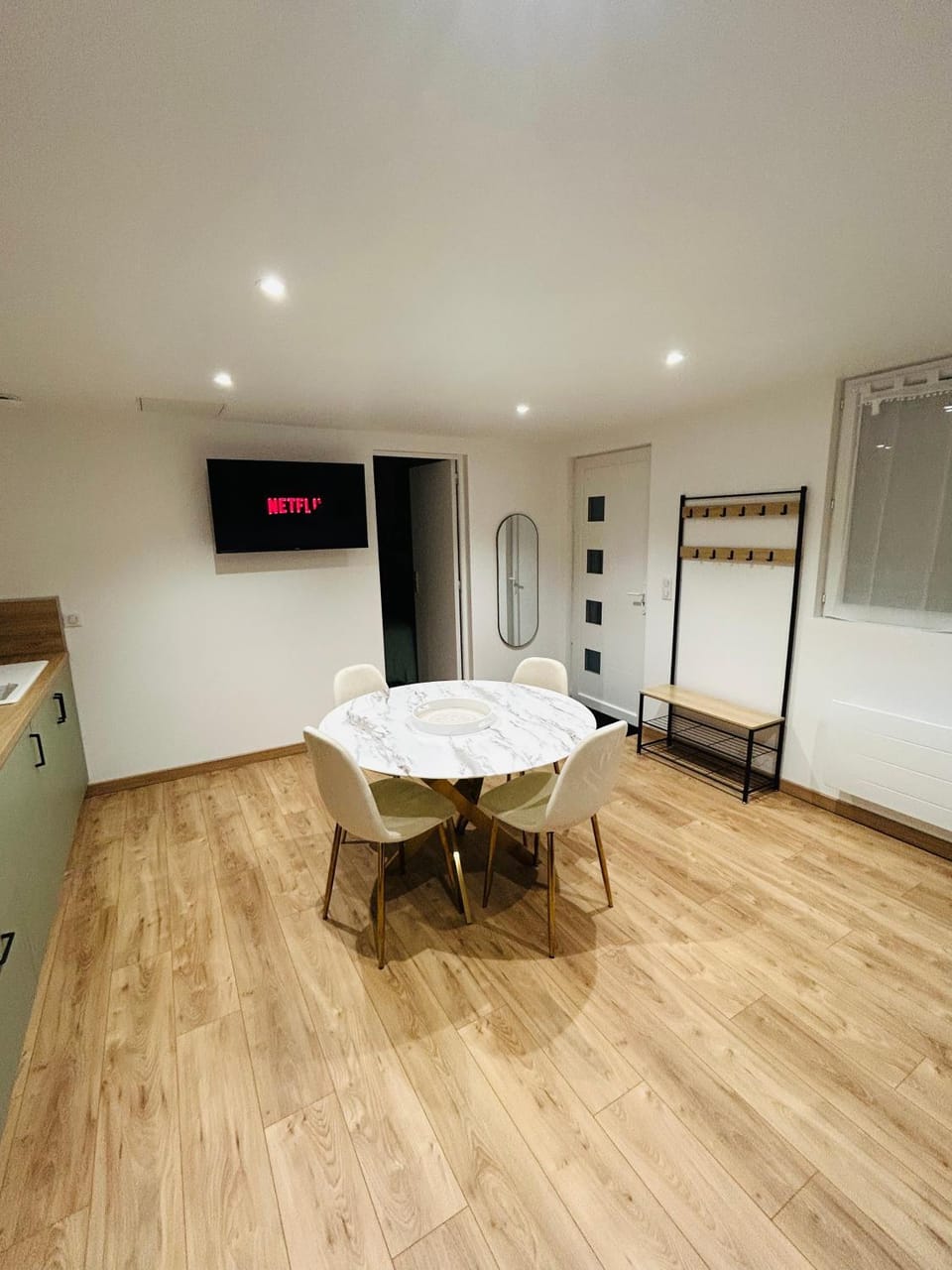 TV and multimedia, Seating area, Dining area
