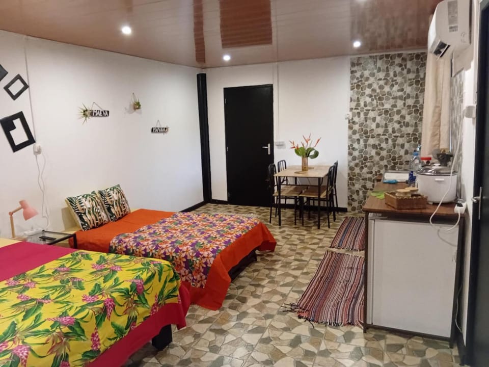 Bed, Kitchen or kitchenette, Photo of the whole room, Dining area, minibar, oven