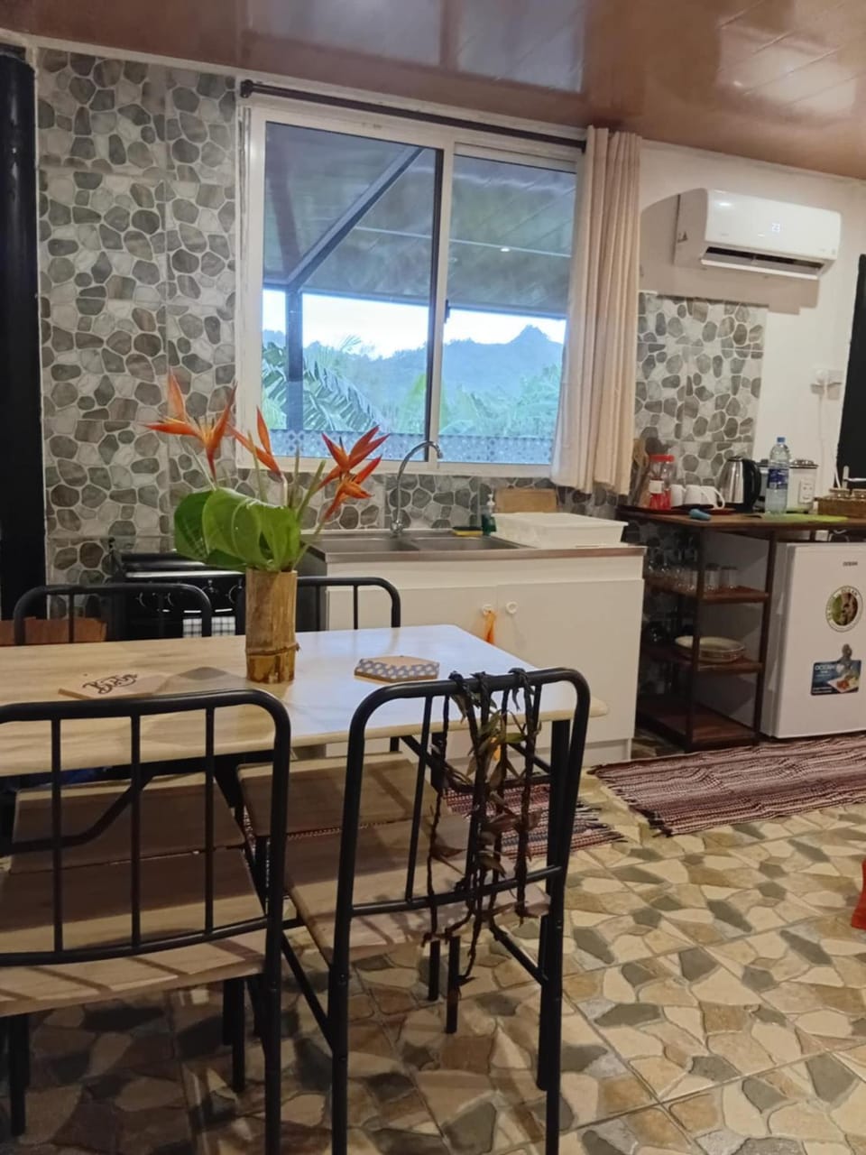 Kitchen or kitchenette, Dining area