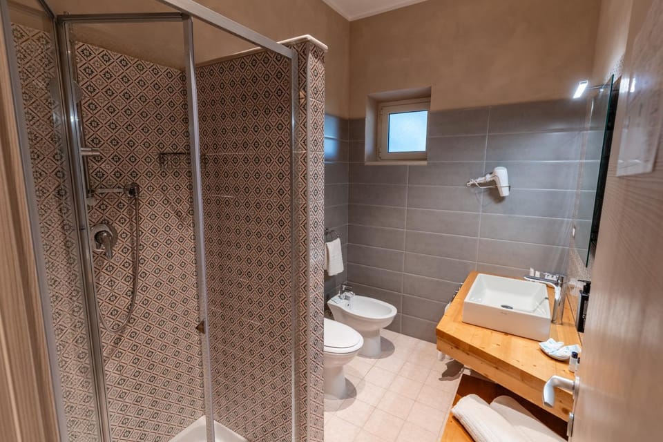 Shower, Toilet, Bathroom, bidet, towels