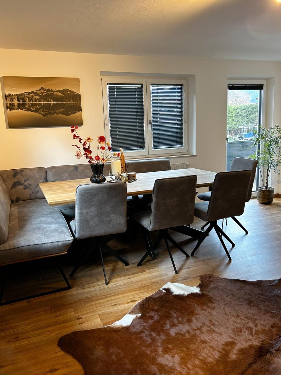 Living room, Seating area, Dining area