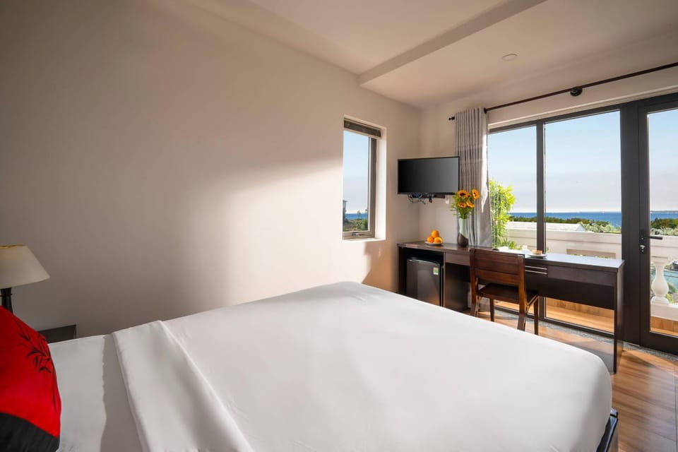 Bed, TV and multimedia, View (from property/room), Balcony/Terrace, Photo of the whole room, Evening entertainment, Bedroom