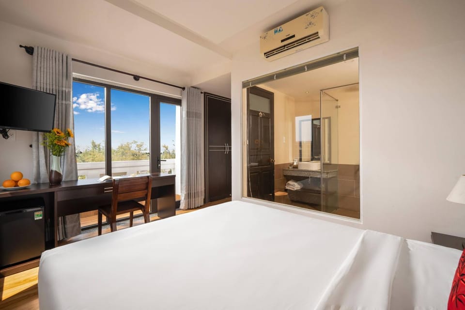 Communal lounge/ TV room, Bed, TV and multimedia, Photo of the whole room, Dining area, Evening entertainment, Bedroom, minibar, wardrobe, air conditioner