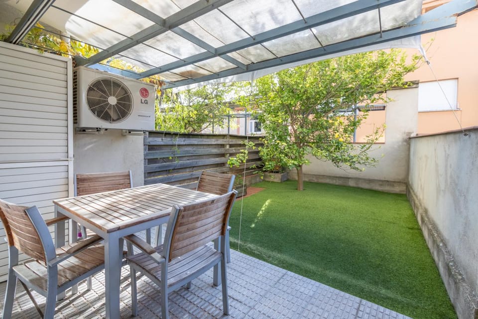 Property building, Balcony/Terrace, Living room
