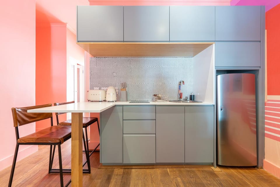 Coffee/tea facilities, Kitchen or kitchenette, Dining area, stove, toaster