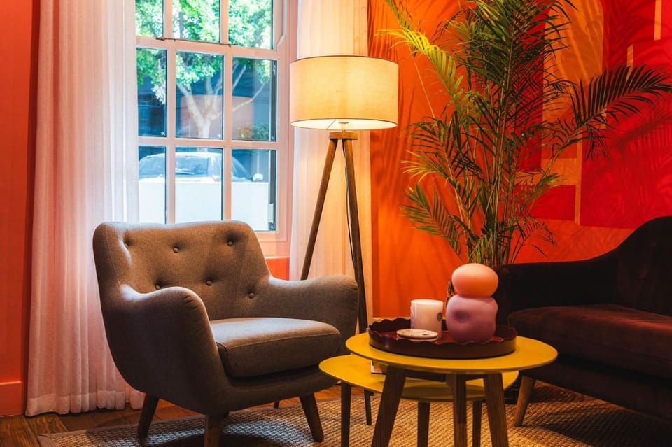 Property building, Living room, Lounge or bar, Seating area, Street view, air conditioner, air conditioner