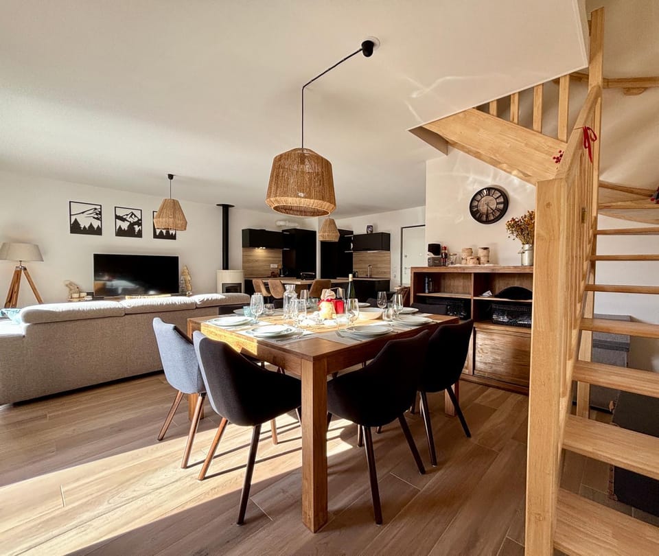 TV and multimedia, Kitchen or kitchenette, Living room, Seating area, Dining area
