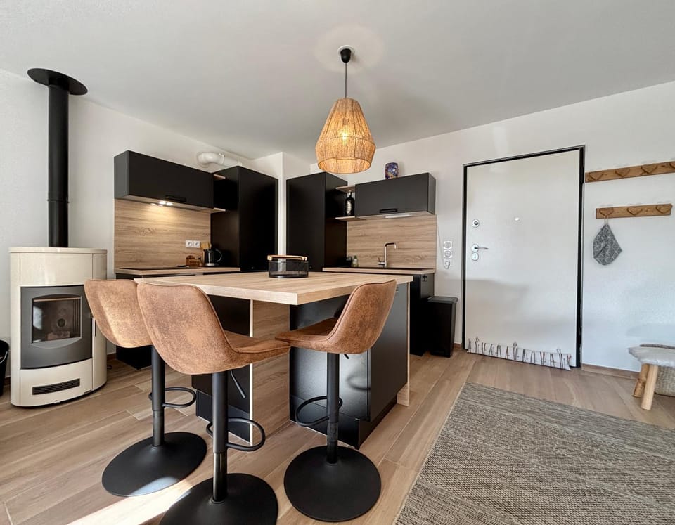 Kitchen or kitchenette, Dining area