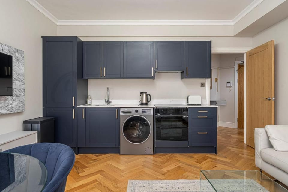 Kitchen or kitchenette, Living room, Seating area, stove, washing machine, dryer