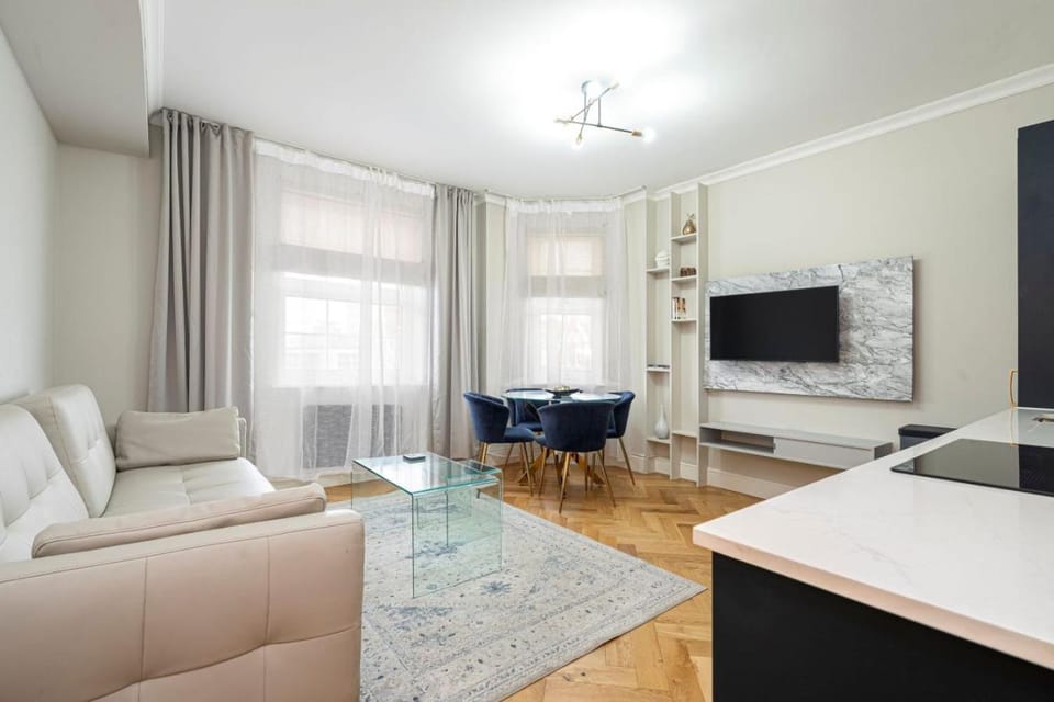 Communal lounge/ TV room, TV and multimedia, Living room, Dining area