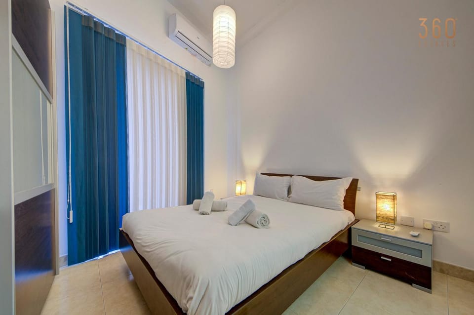 Bed, Photo of the whole room, air conditioner