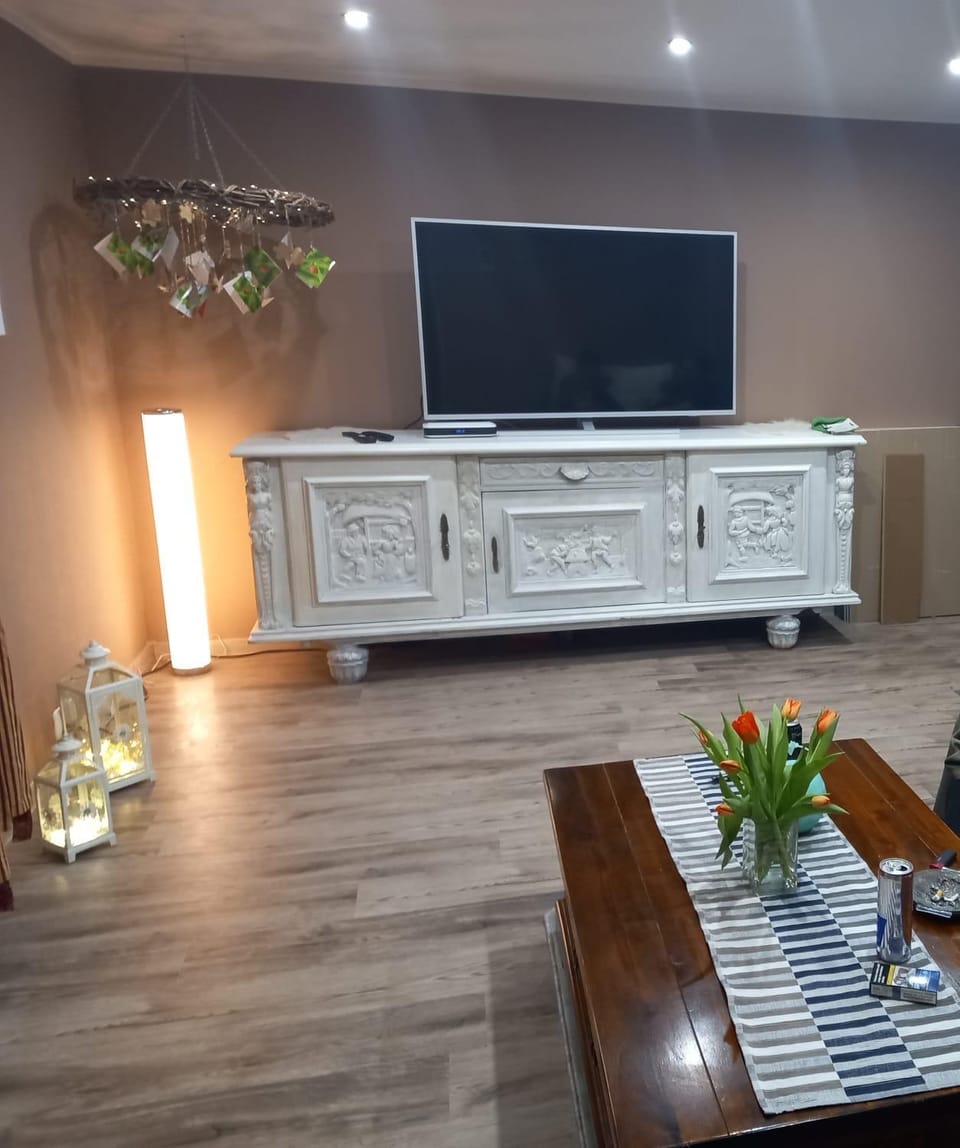 Communal lounge/ TV room, TV and multimedia