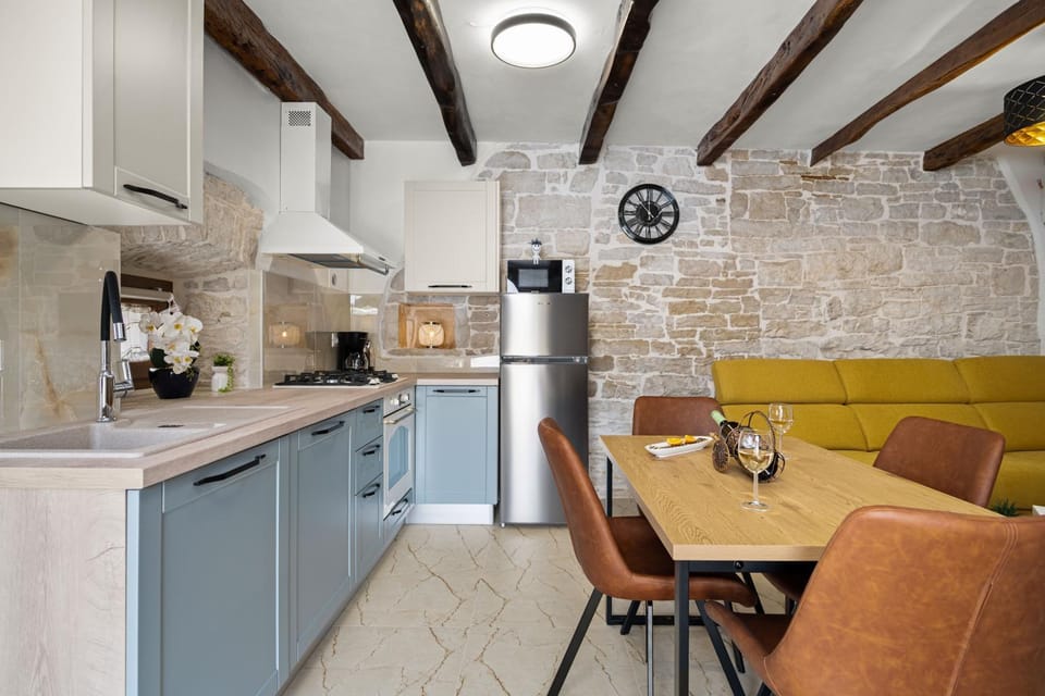 Coffee/tea facilities, Kitchen or kitchenette, Seating area, Dining area, oven, stove, toaster