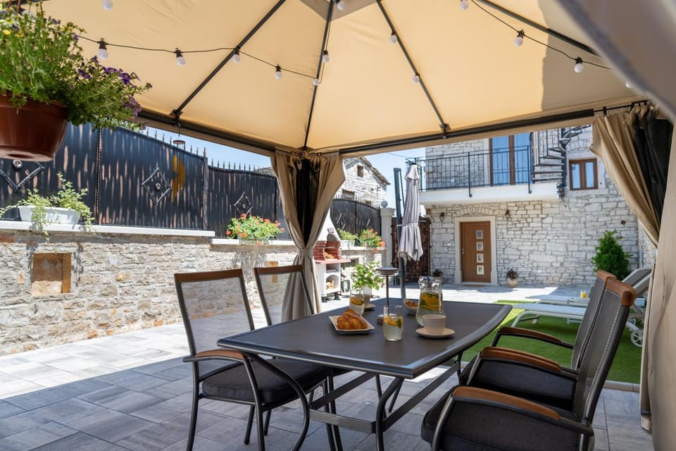 Property building, Patio, Balcony/Terrace, Seating area