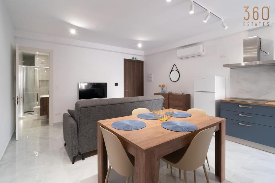Seating area, Dining area, minibar, pet friendly