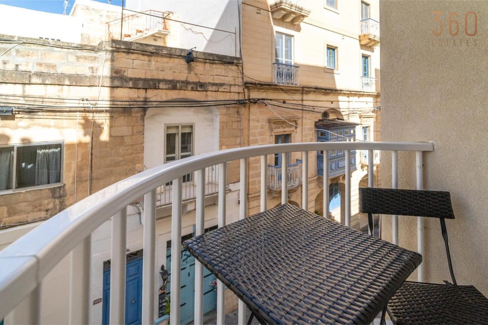 Patio, Day, Balcony/Terrace