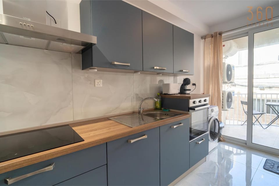 Coffee/tea facilities, Kitchen or kitchenette, Dining area, dishwasher, minibar, toaster