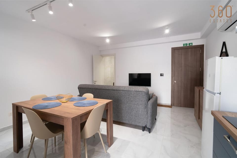 Communal lounge/ TV room, TV and multimedia, Kitchen or kitchenette, Living room, Seating area, Dining area