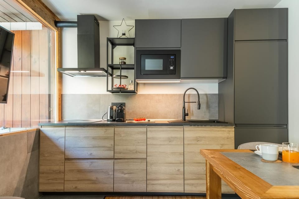 Coffee/tea facilities, Kitchen or kitchenette, stove, toaster