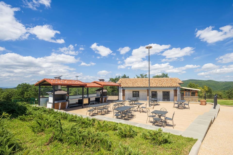 Property building, Garden, On site, Garden view