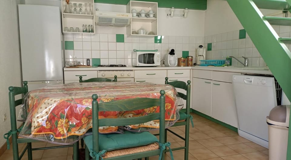 Property building, Kitchen or kitchenette, Living room