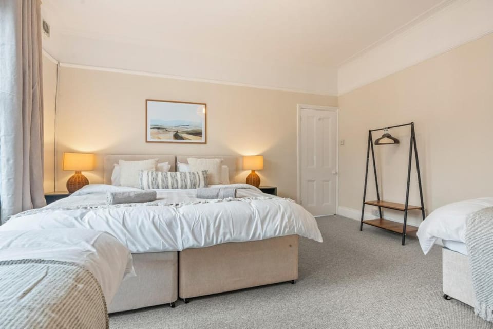 Streatham Common Escape - Sleeps 8 - Free Parking Apartment in London Borough of Croydon