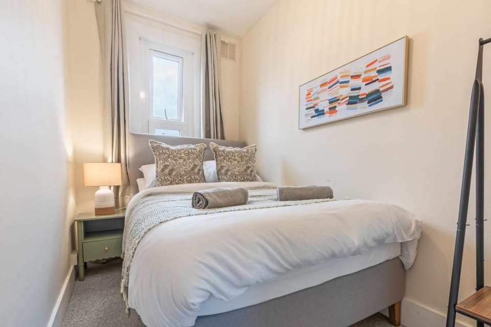 Streatham Common Escape - Sleeps 8 - Free Parking Apartment in London Borough of Croydon
