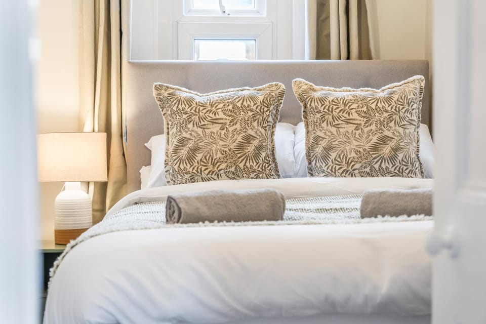 Streatham Common Escape - Sleeps 8 - Free Parking Apartment in London Borough of Croydon
