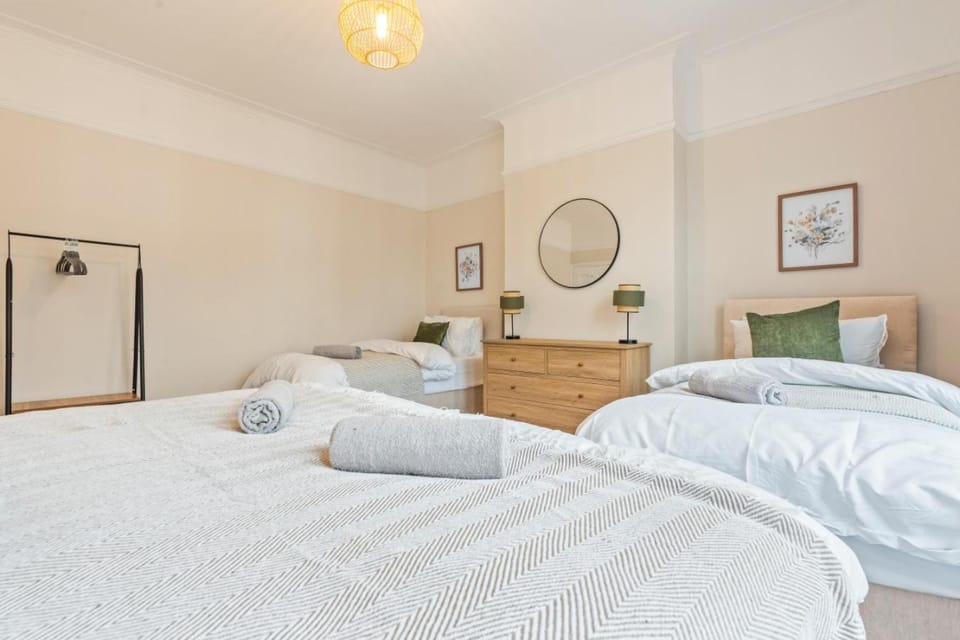 Streatham Common Escape - Sleeps 8 - Free Parking Apartment in London Borough of Croydon