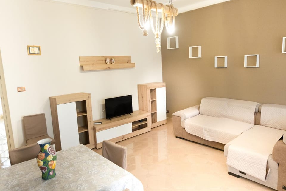 Communal lounge/ TV room, TV and multimedia, Living room, Seating area, Evening entertainment