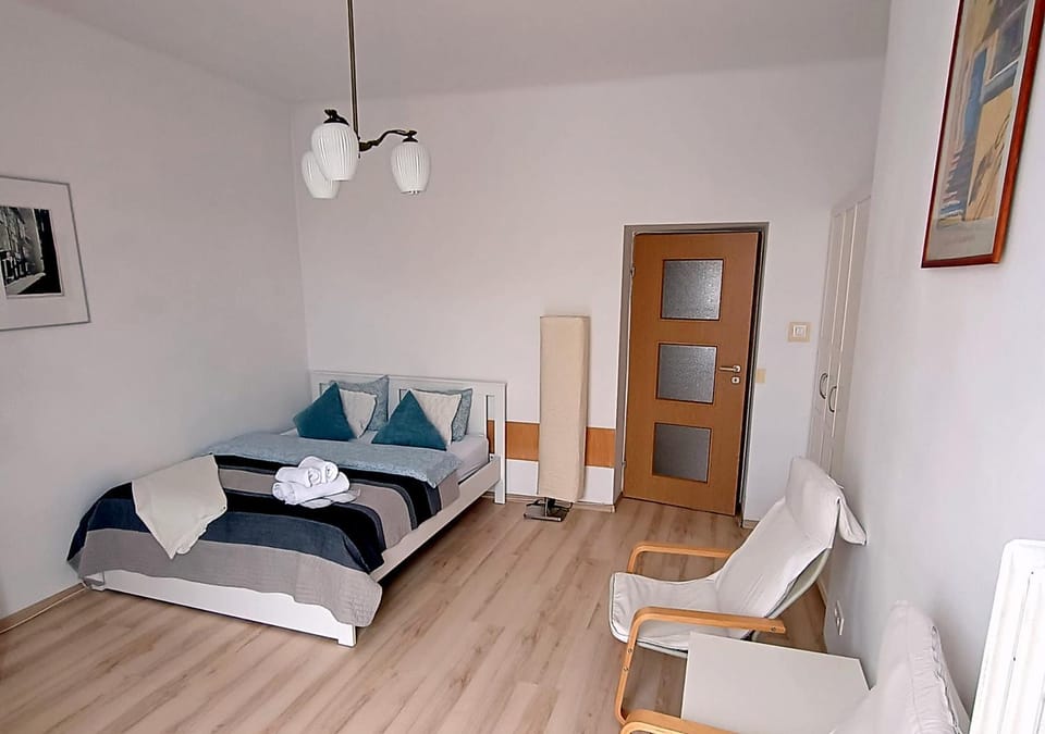Bed, Living room, Photo of the whole room, Seating area, Bedroom