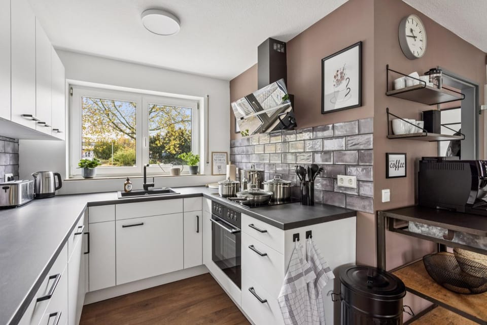 Coffee/tea facilities, Kitchen or kitchenette, dishwasher, oven, stove