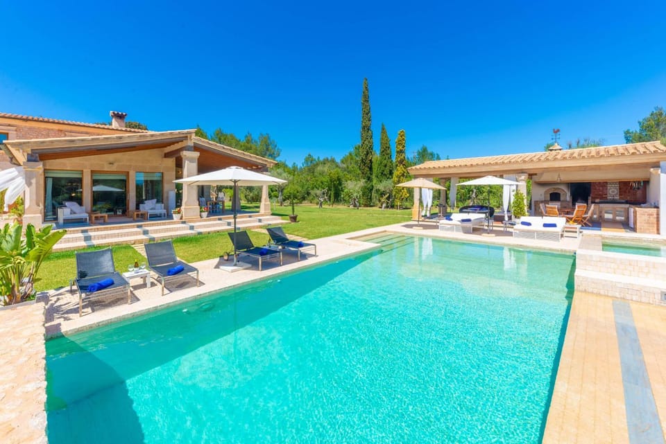 Property building, BBQ facilities, Garden, Swimming pool, sunbed