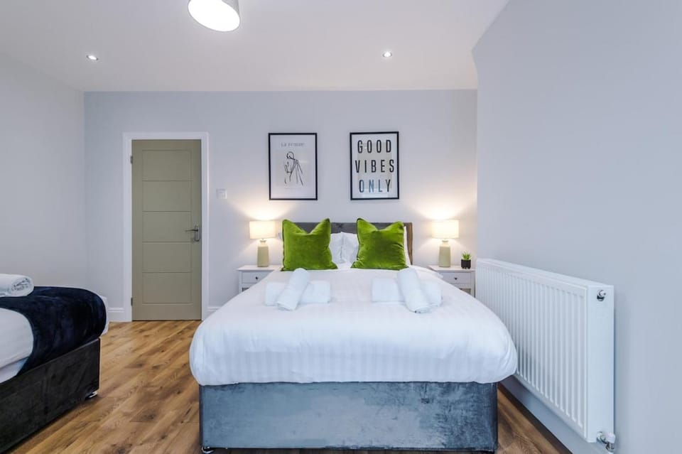 4BR BIG Contractor House - 8 Beds - Free Parking House in Liverpool