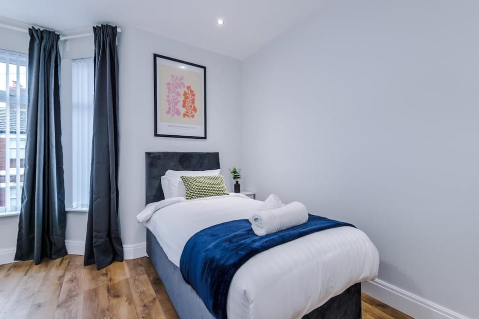 4BR BIG Contractor House - 8 Beds - Free Parking House in Liverpool