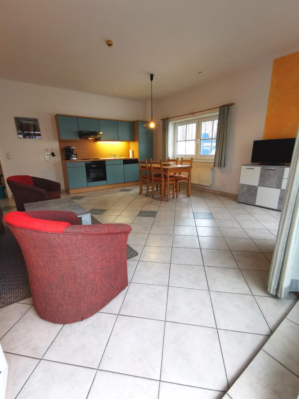 TV and multimedia, Kitchen or kitchenette, Living room, Seating area, Dining area