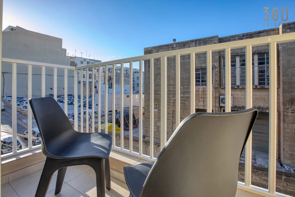 View (from property/room), Balcony/Terrace, Living room