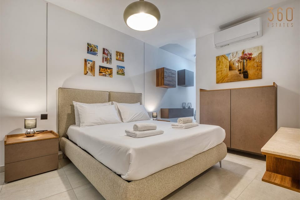 Bed, Living room, Photo of the whole room, Bedroom, towels