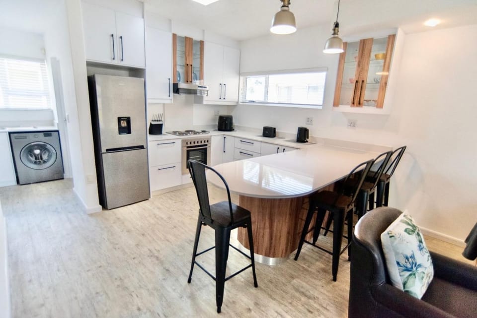 Kitchen or kitchenette, Dining area, oven, stove