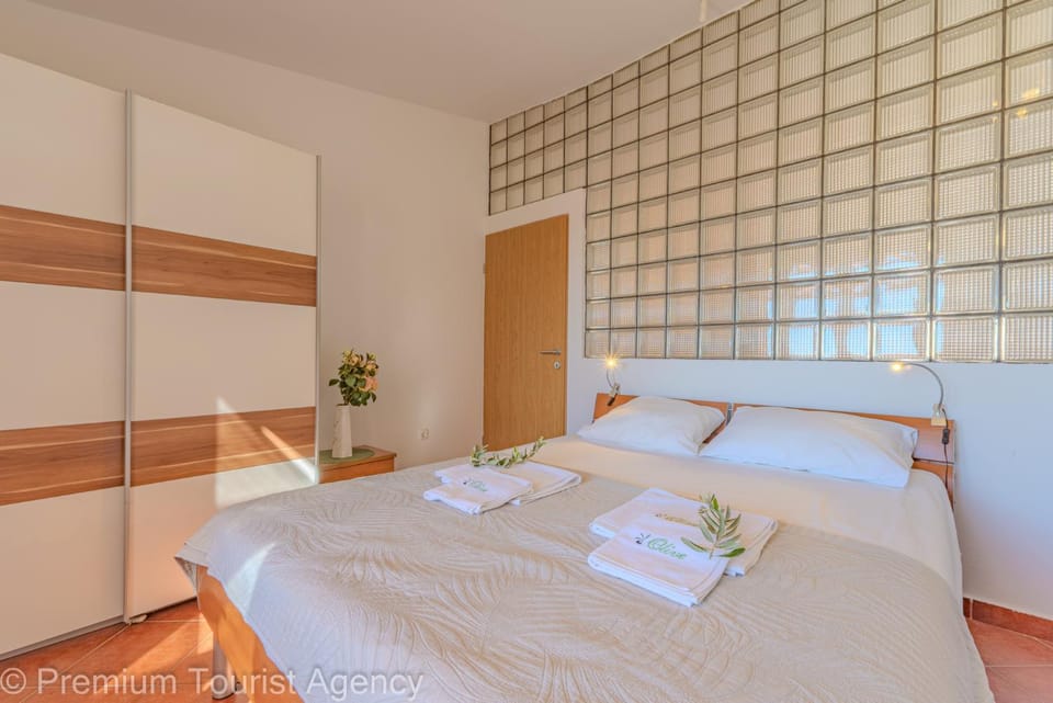 Bed, Photo of the whole room, Bedroom, towels, wardrobe