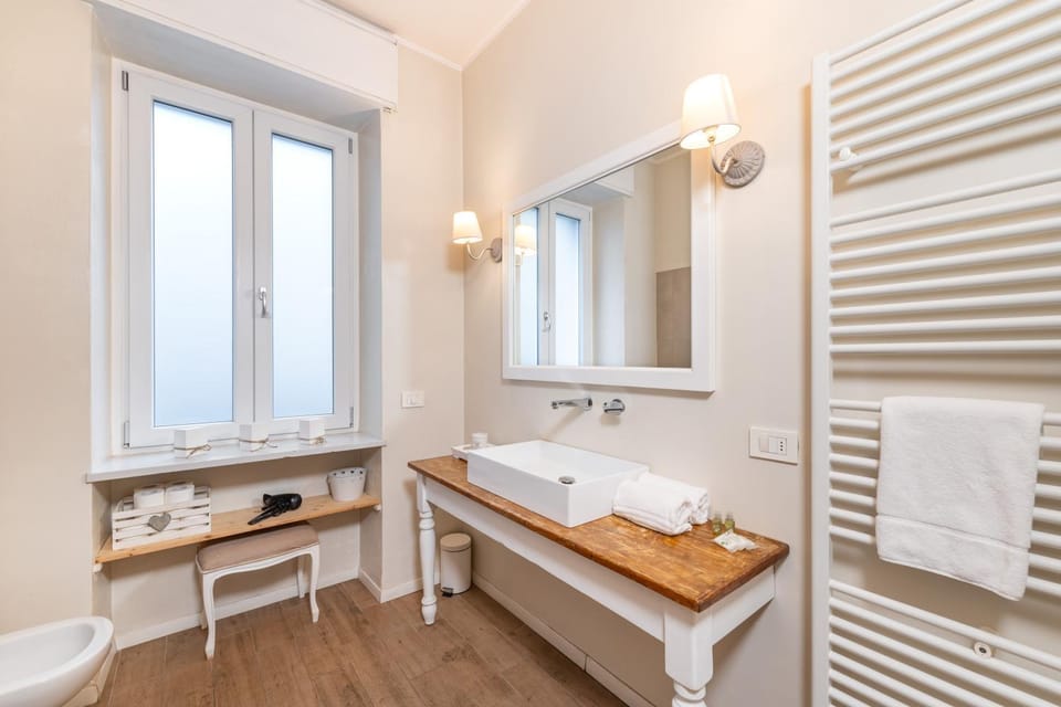 Bathroom, towels