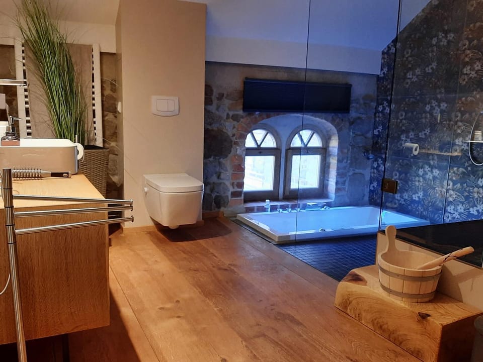 Toilet, Hot Tub, Sauna, Bathroom, Photo of the whole room, Bath