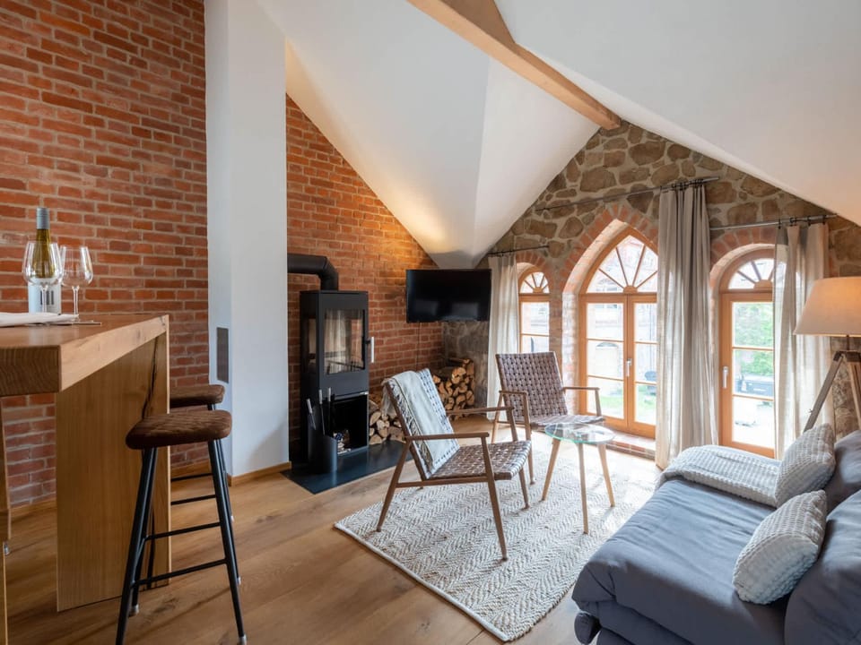 TV and multimedia, Living room, Seating area, Dining area, fireplace